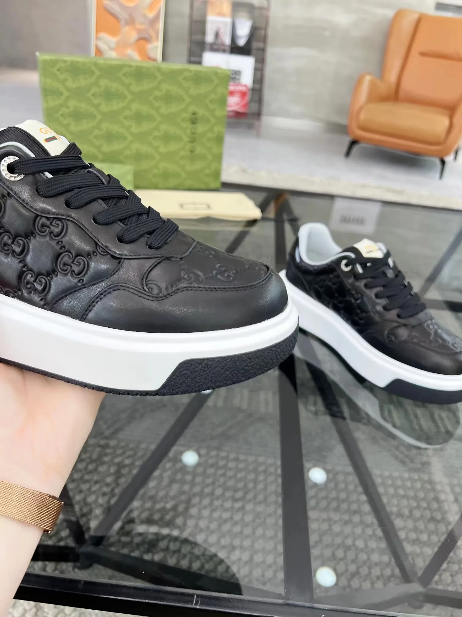 P440 new men's shoes GUCCI [Lightning] latest shoes are shipped. Original quality, fashionable, made of special materials, sheepskin lining, brand new packaging. The foot feels super comfortable and the workmanship is impeccable. Size: Male 38-45.